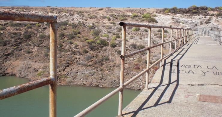La presa de Mala, el embalse inútil por el que se escapa el agua como en una bañera sin tapón