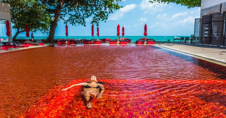 ¿Te atreverías a pegarte un baño en la única piscina roja del mundo?