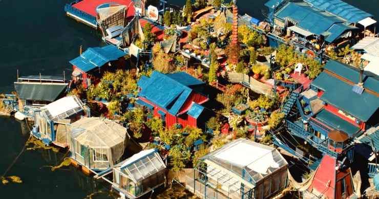 Esta pareja de artistas no podía comprar un piso… y construyó una espectacular casa flotante