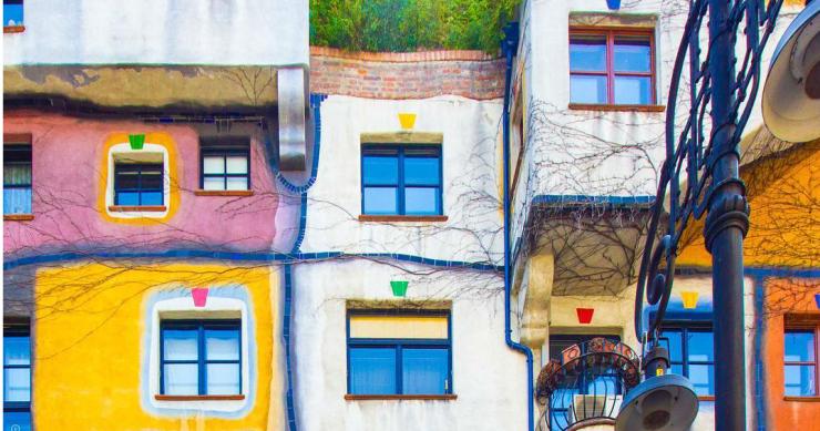 El ‘cazador de colores’ que se dedica a fotografiar las fachadas más llamativas de Europa