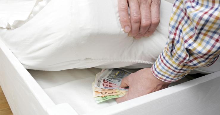 ¿Te cobrará el banco por guardar tu dinero? Los expertos creen que no habrá que meterlo bajo el colchón