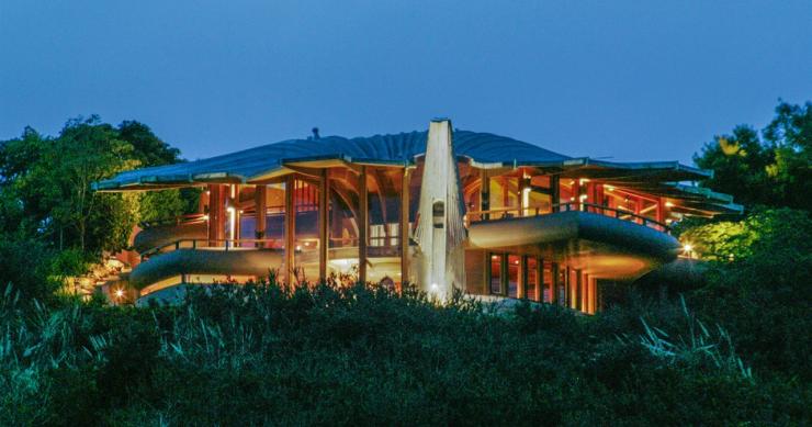 Casas de ensueño: una mansión ‘extraterrestre’ en lo alto de un acantilado