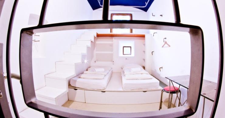 Hoteles con encanto: una noche tras las rejas de esta antigua cárcel reconvertida en hostel