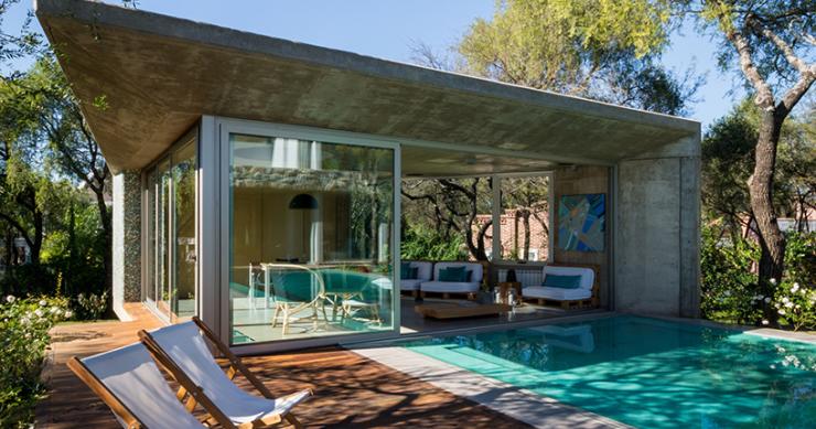 Casas de ensueño: una villa de diseño con el salón a un paso de una espectacular piscina