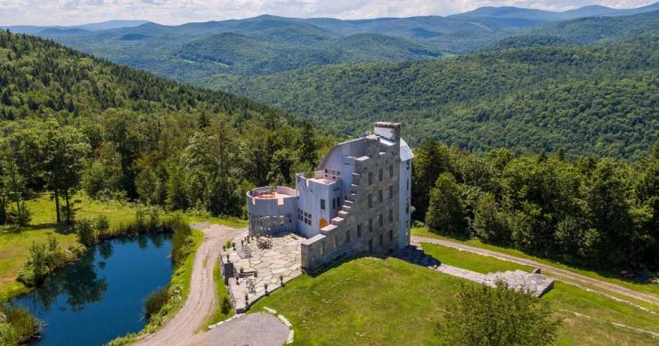 Casas de ensueño: un moderno castillo del siglo XXI con lago y la réplica de un teatro romano