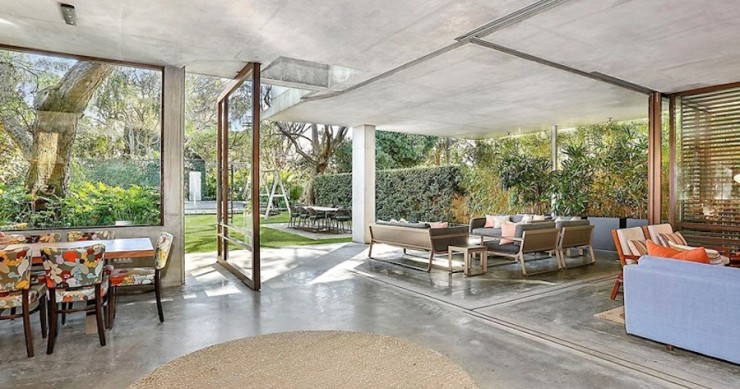 Nunca es demasiado grande: casas con superpuertas