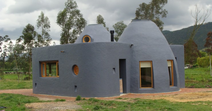 Ocho ejemplos de cómo se pueden construir casas hechas de tierra