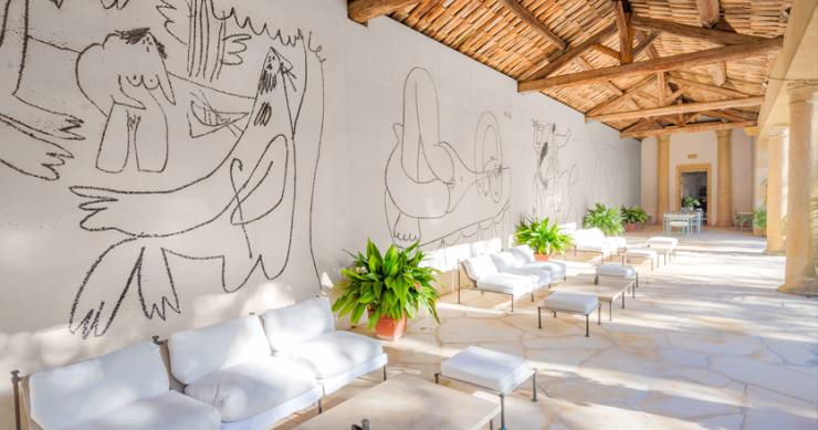 Una de las paredes de esta mansión vale más que toda tu casa: tiene frescos de Picasso