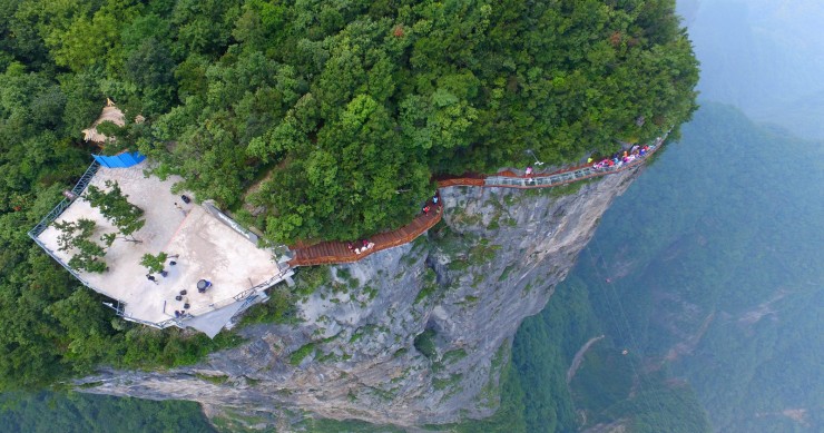 Esta pasarela de China no es apta para miedosos: bordea una montaña a 1.000 metros de altura