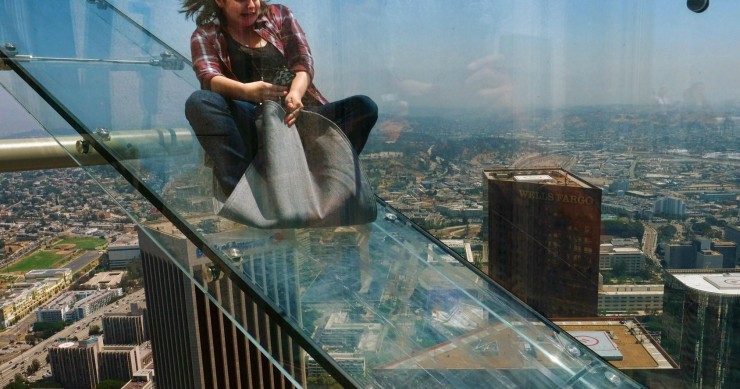 Cuando la ciudad es un parque de atracciones: 10 toboganes que te puedes encontrar por la calle