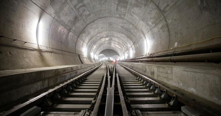 El mayor túnel ferroviario del mundo tiene 57 km de longitud y atraviesa los Alpes suizos