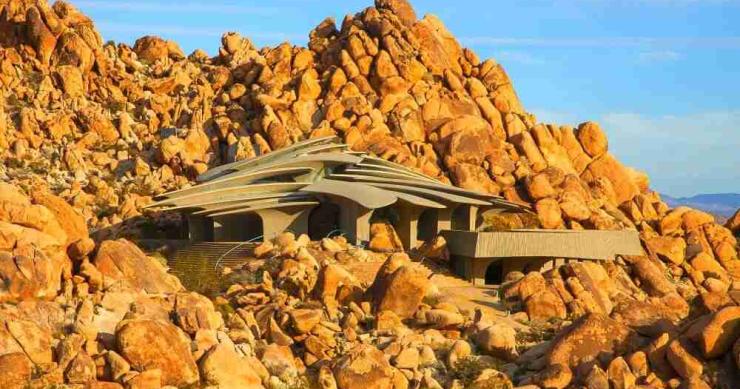 10 ejemplos de cómo levantar casas entre las rocas