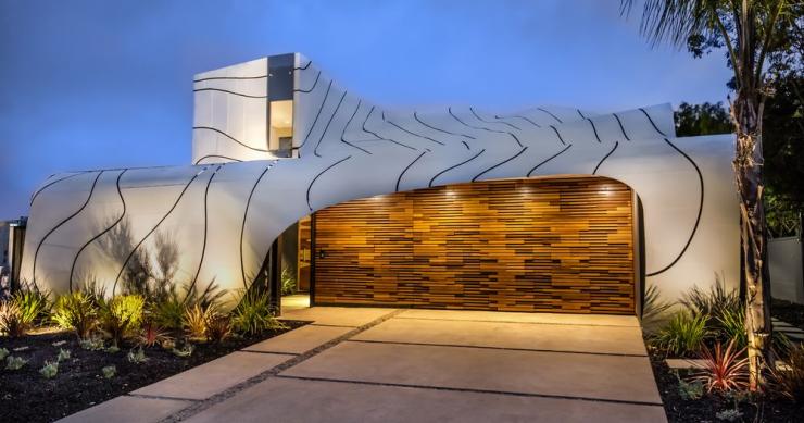 Como una ola: una casa que imita el vaivén de la marea en la playa de California