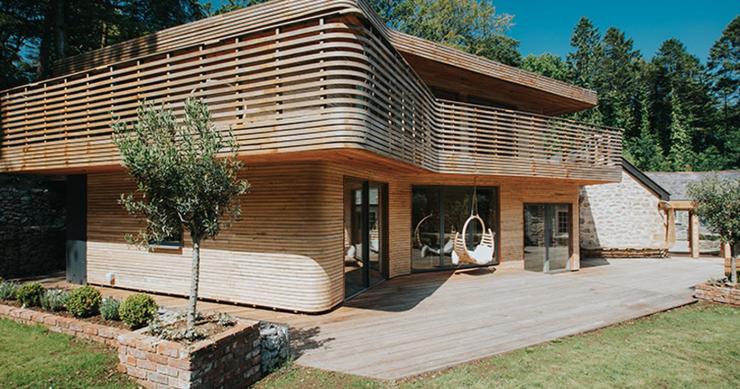 La espectacular casa de madera que un diseñador de muebles construyó con sus propias manos