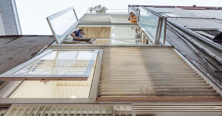 Así se transforma un oscuro y sucio callejón de apenas 10m2 en un bonito ‘mini edificio de oficinas’