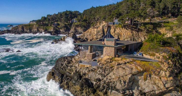 Una impresionante mansión en un acantilado a la que se llega cruzando un pequeño puente de madera