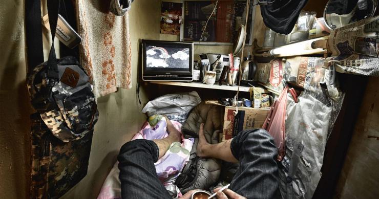 El triste fenómeno de las ‘casas-ataúd’ o cómo viven los pobres en la ciudad más cara del mundo