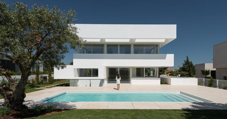 Casas de ensueño: una espectacular vivienda minimalista con cinco terrazas y piscina