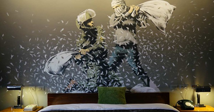 Un mono botones y la intifada como una pelea de almohadas: el alocado hotel de Banksy en Palestina
