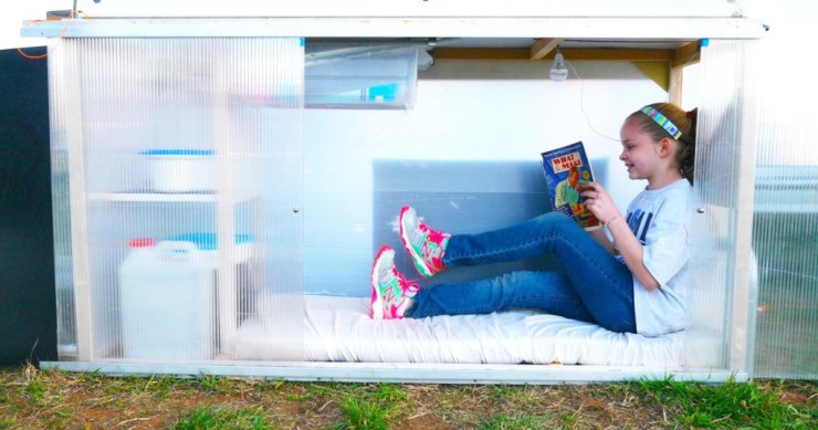 Una niña de 10 años construye una minicasa móvil y con energía solar por solo 10 dólares