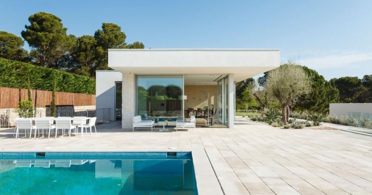 Casas de ensueño: una villa de diseño a 50 metros de la playa y de las ruinas romanas de Ampurias