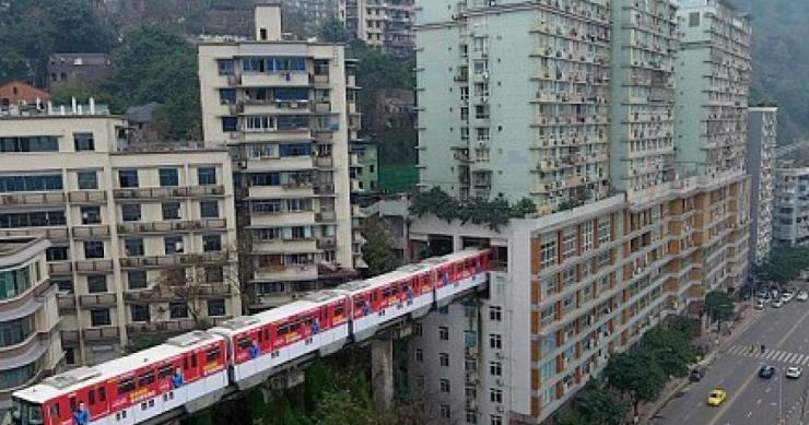 El tren, en la puerta de casa: el metro de la ciudad china de Chongqing atraviesa un bloque de pisos