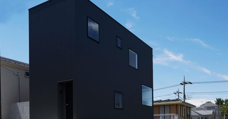 Cubo con aspecto de búnker por fuera, vivienda hogareña por dentro