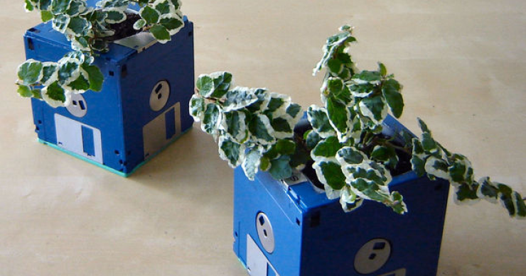 Cedés, disquetes y cintas de vídeo: cómo fabricar muebles a partir de tecnología obsoleta