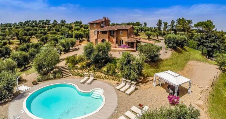 Casas de ensueño: una encantadora villa rodeada de campos de olivos en la Toscana 