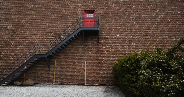 ¿Qué se esconde detrás de esta puerta roja? Una vieja estación de bomberos reconvertida en casa