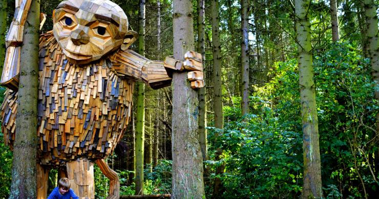 El artista urbano que llena las ciudades de gigantes de madera reciclada