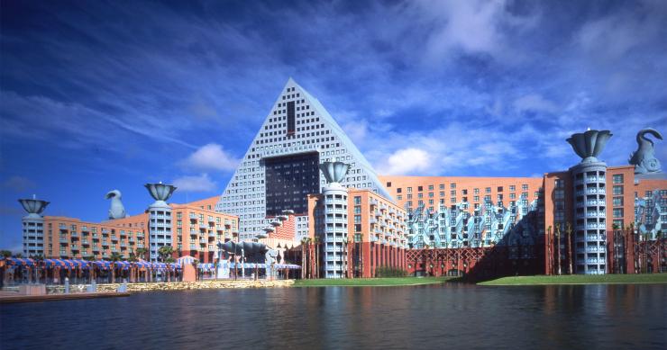 Este es un ejemplo de la arquitectura postmoderna llevada a sus máximos