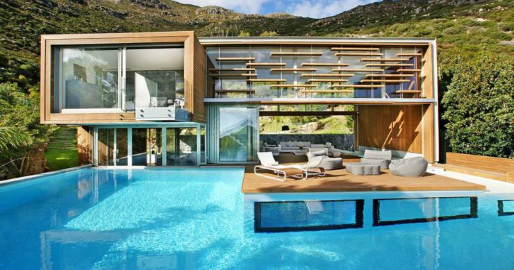 La mansión en la que la piscina es (mucho) más importante que la casa