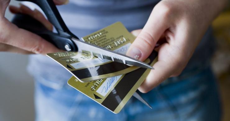 Cuidado con las tarjetas de crédito: pueden llegar a cobrar hasta un 27% de interés por pagar a plazos