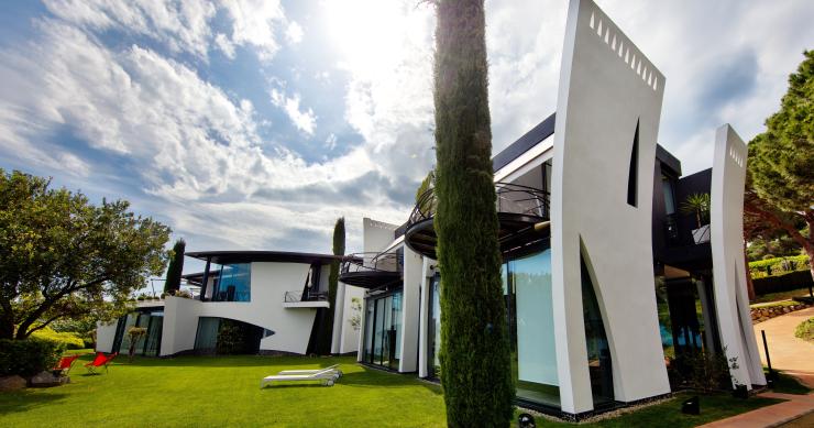 Sale a la venta La Nao, la singular casa barco del arquitecto Erik Morvan