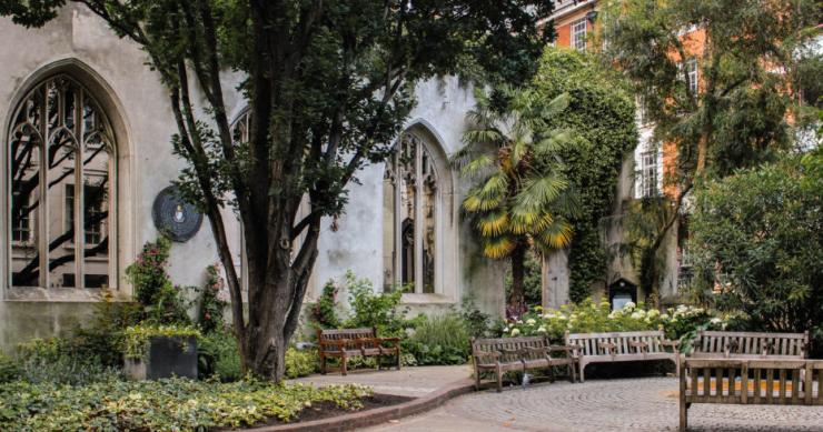 Una iglesia en ruinas convertida en un sorprendente jardín abierto al público en Londres