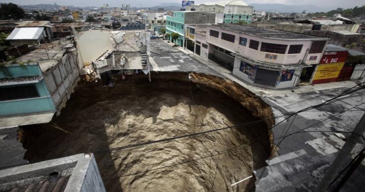 Agujeros espeluznantes en la calzada que no querrías encontrarte ni en tu peor pesadilla