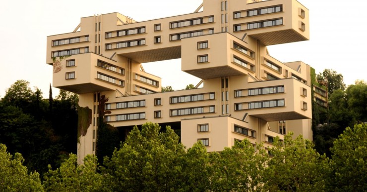 Este monumental edificio de hormigón es la sede del Banco de Georgia