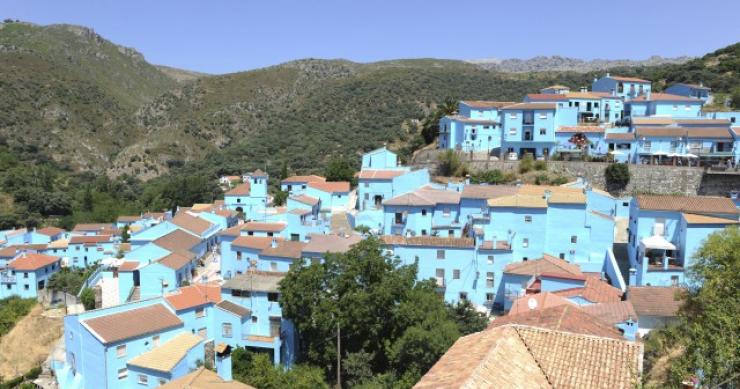 Los Pitufos se marchan de su aldea española