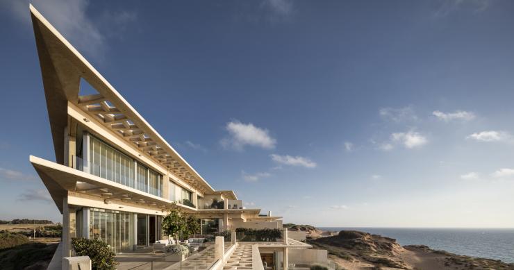 Casas de ensueño: una espectacular villa de hormigón blanco a juego con las dunas de Israel