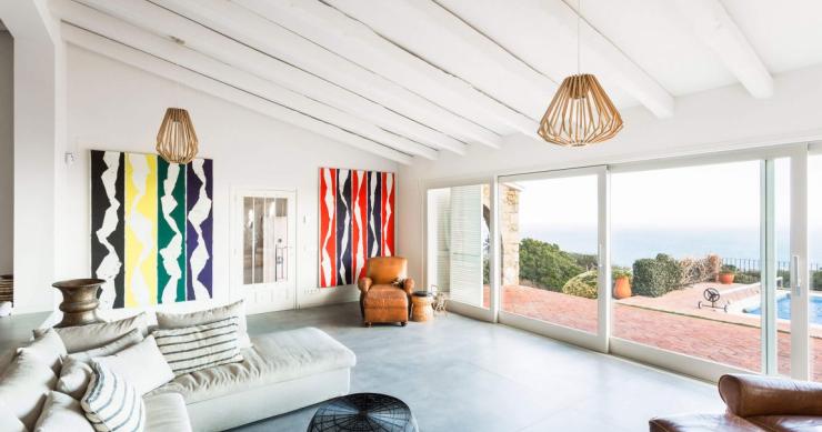 Casas de ensueño: la combinación perfecta entre el minimalismo y el diseño industrial en esta villa catalana