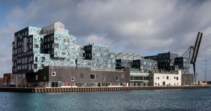12.000 paneles solares rodean este colegio en Dinamarca y producen el 50% de la energía 