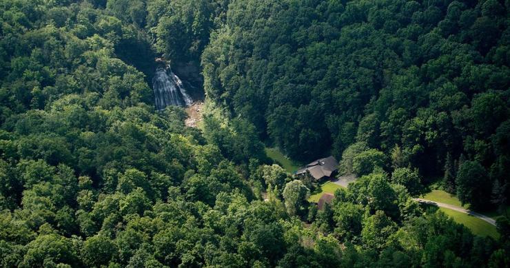 El sueño dorado: un retiro aislado en una casa de campo (que incluye dos cascadas)