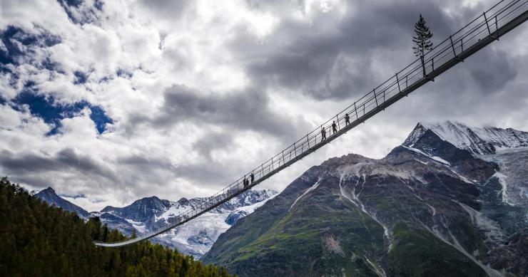 Solo para valientes: el puente en suspensión más largo del mundo que está en los Alpes suizos