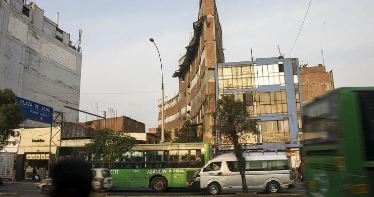 Siete plantas y 1,2 metros de ancho: el edificio ilegal de Lima que es un peligro mortal