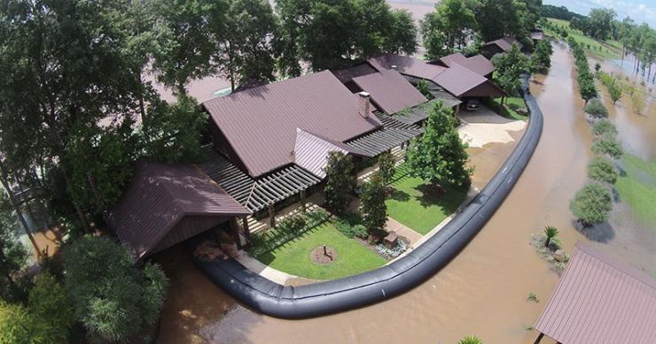 El Aqua Dam, la 'horterada' que salvó una casa de las inundaciones en Houston y que ahora todos quieren imitar