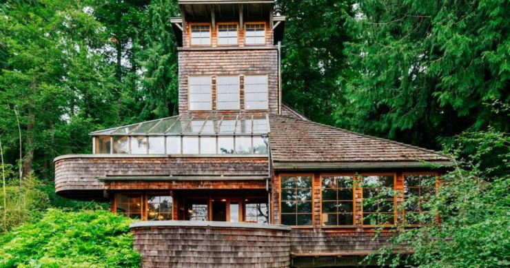 Una casa de madera totalmente reciclada con troncos centenarios y antiguas piezas de barco