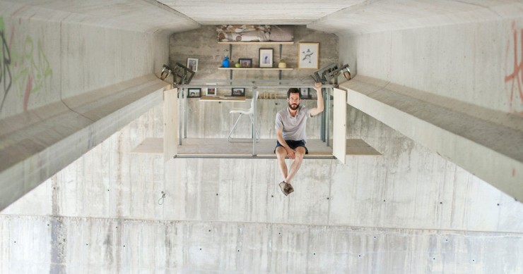 El diseñador 'murciélago' que ha creado un increíble estudio debajo de un puente en Valencia