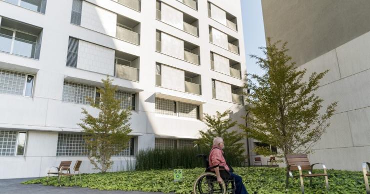 Barcelona entrega las llaves de 105 viviendas públicas para personas mayores en el 22@