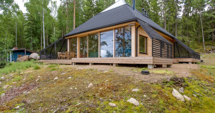 Una casa pirámide de madera en los bosques de Finlandia